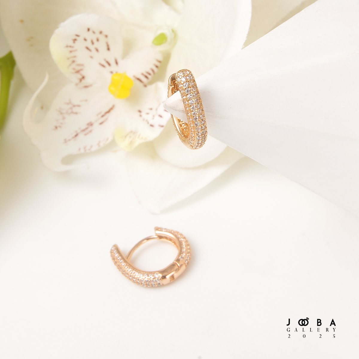 گوشواره زنانه حلقه ای نگین دار ژوپینگ رنگ طلایی سایز کوچک