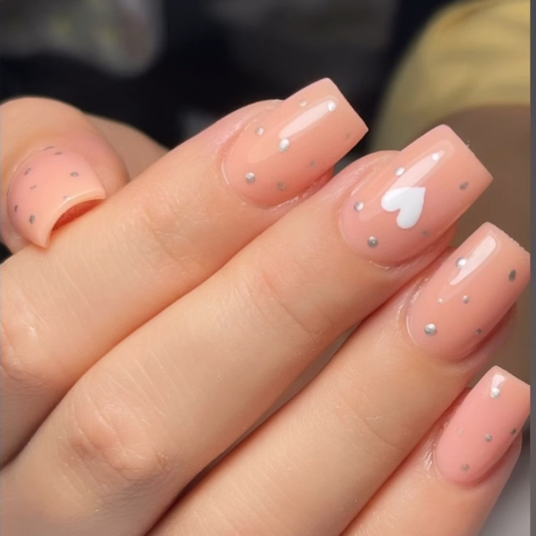ماژیک طراحی کاشت ناخن دارای رنگ های(طلایی،نقره ای،مشکی ) فروش به صورت تکی