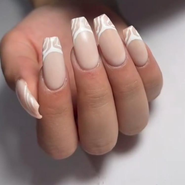 ماژیک طراحی کاشت ناخن دارای رنگ های(طلایی،نقره ای،مشکی ) فروش به صورت تکی