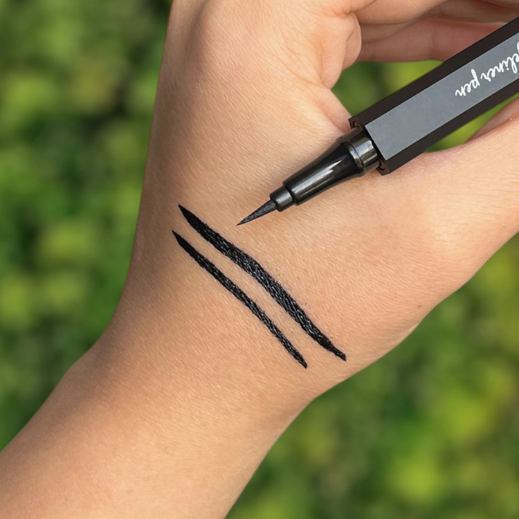 خط چشم ماژیکی مشکی هدی بیوتی Huda Beauty