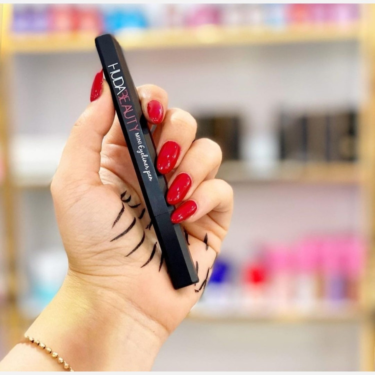 خط چشم ماژیکی مشکی هدی بیوتی Huda Beauty