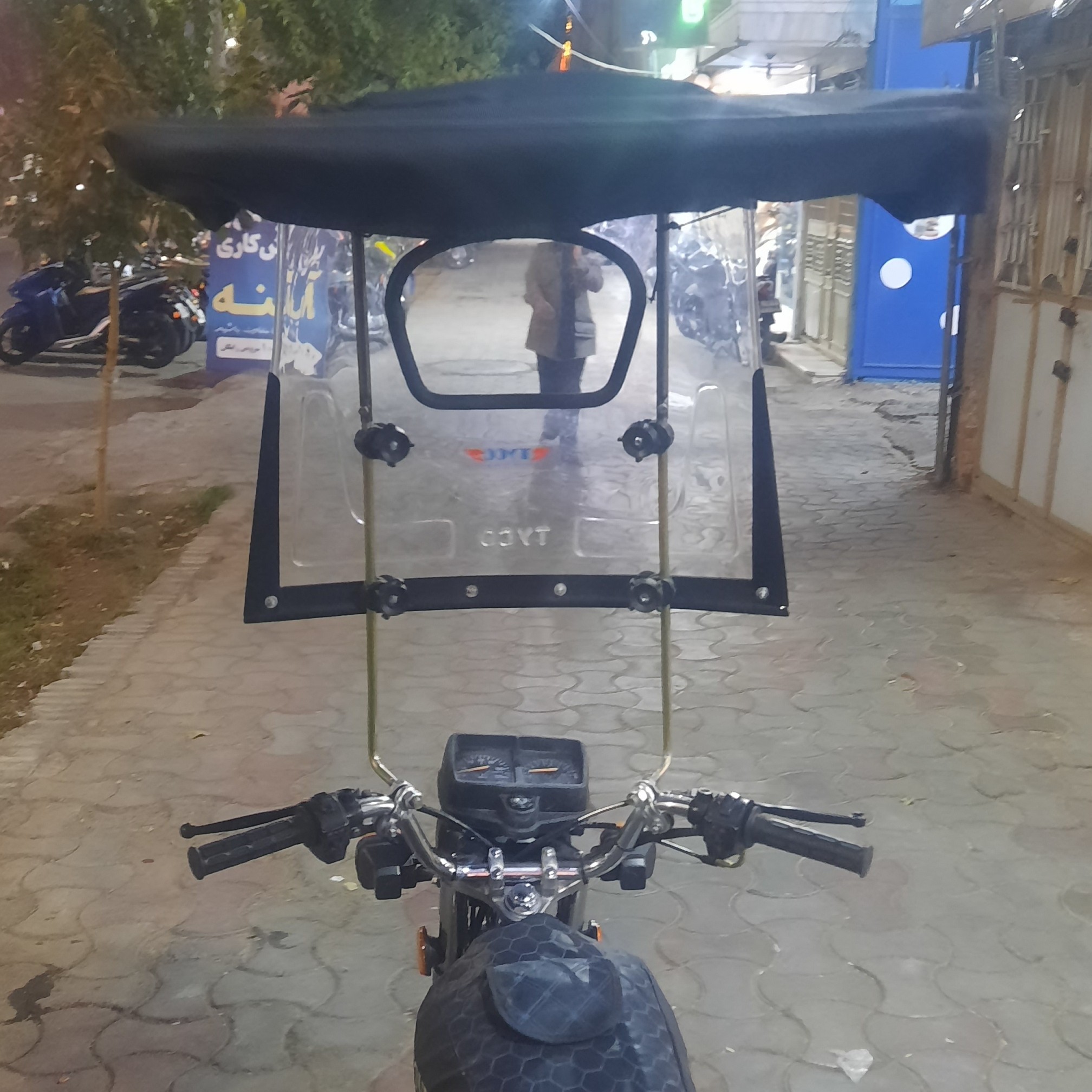 سایبان یا سقفی بالای سردو نفره روی طلق موتورسیکلت