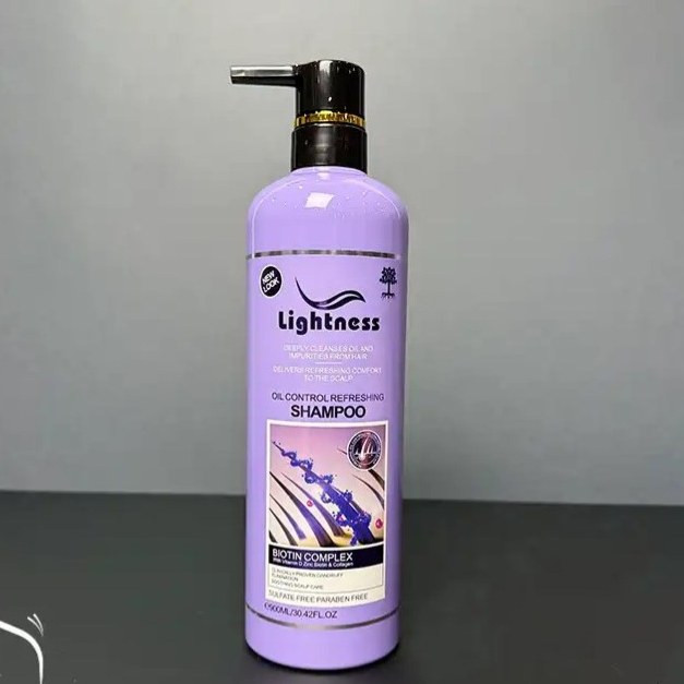 شامپو موهای چرب لایتنس Lightnness مدل Oil control حاوی بیوتین حجم 900 میل
