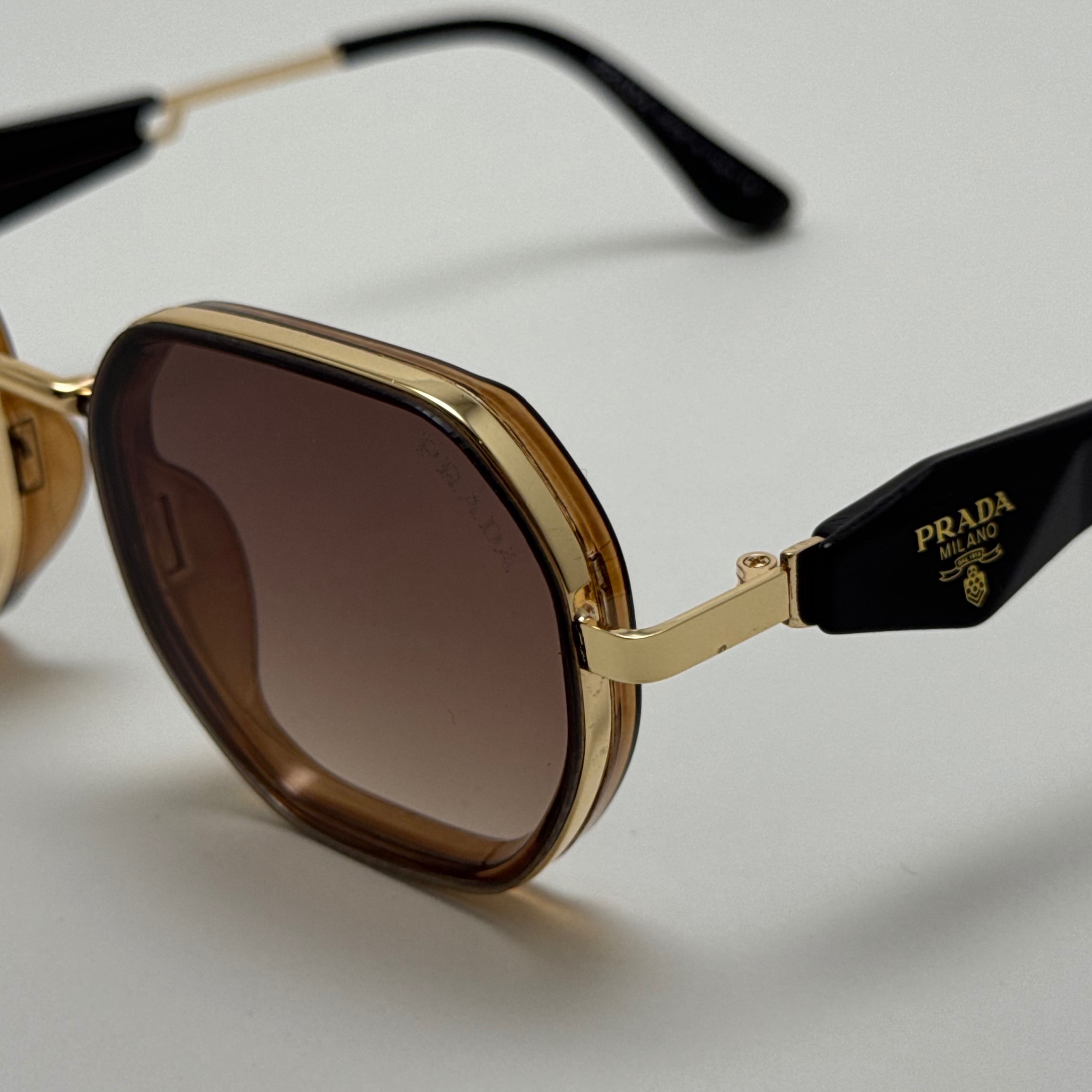 عینک آفتابی پرادا prada قهوه ای طلایی به همراه پک کامل پرادا کد 527