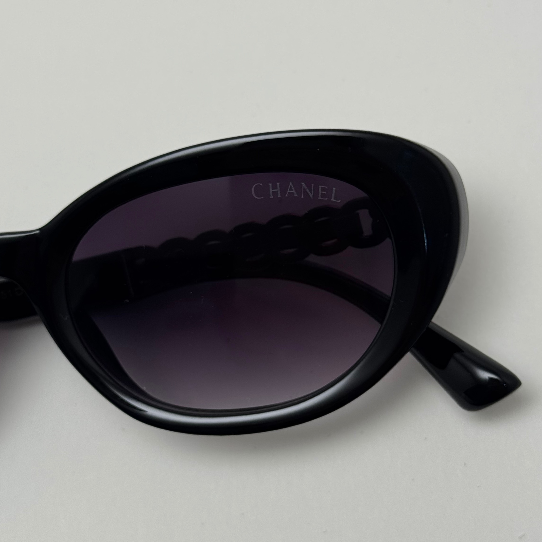عینک آفتابی زنانه بیضی شنل CHANEL تمام مشکی کد رفرنس 1189 - کیفیت مستر - لولا دوبل