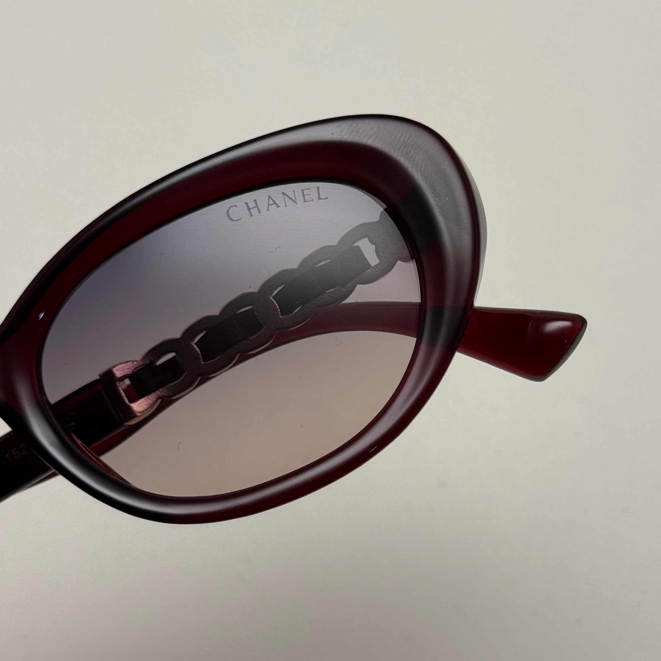 عینک آفتابی زنانه بیضی شنل CHANEL زرشکی عدسی هایلایت کد رفرنس 1189 - کیفیت مستر - لولا دوبل