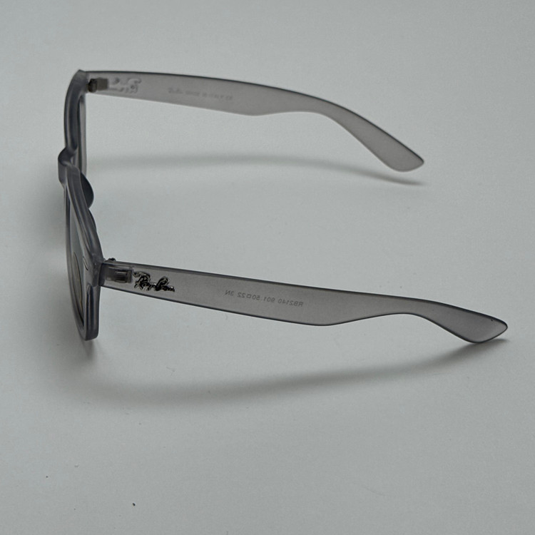 عینک آفتابی ریبن ویفرر شیشه سنگ طوسی عدسی مشکی که همراه پک کامل ریبن Rayban WAYFARER RB 2140 سایز 50