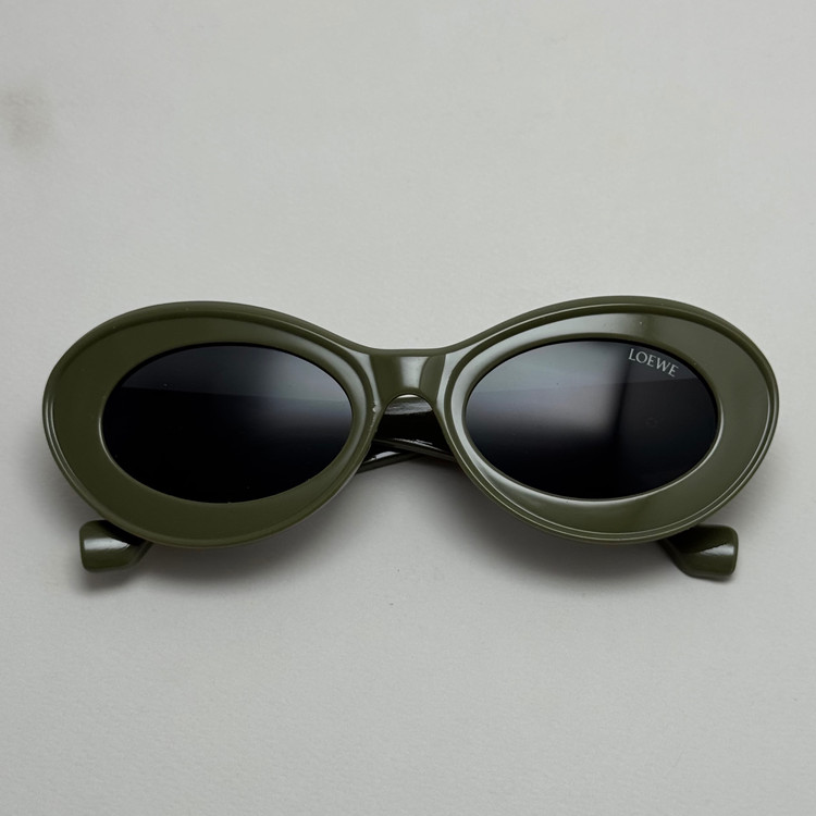 عینک آفتابی زنانه Loewe Oval Chunky لووه بیضی سبز زیتونی عدسی مشکی کد 1207