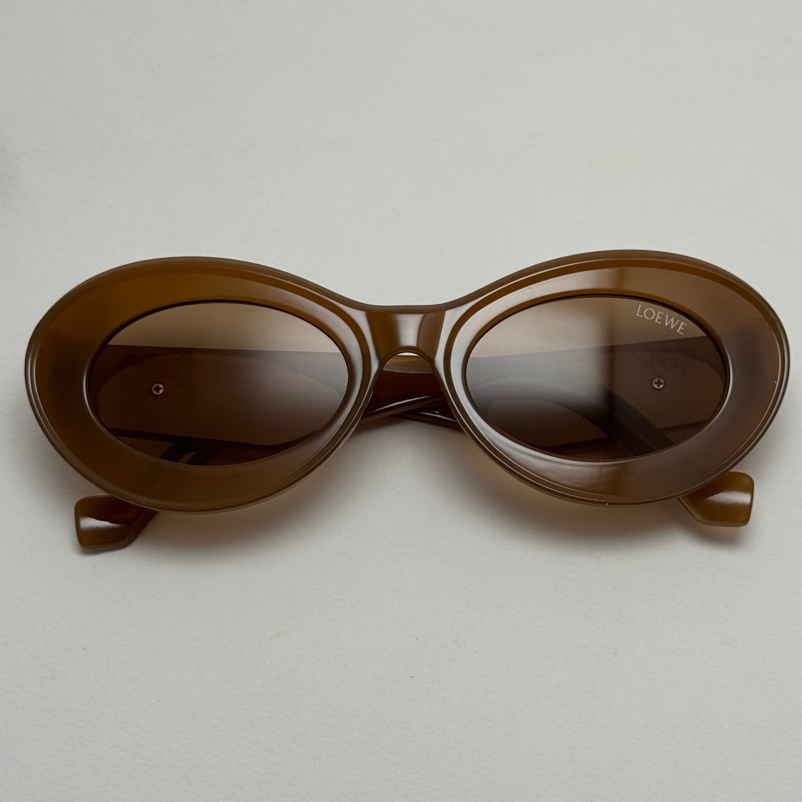 عینک آفتابی زنانه Loewe Oval Chunky لووه بیضی قهوه ای کد 1207