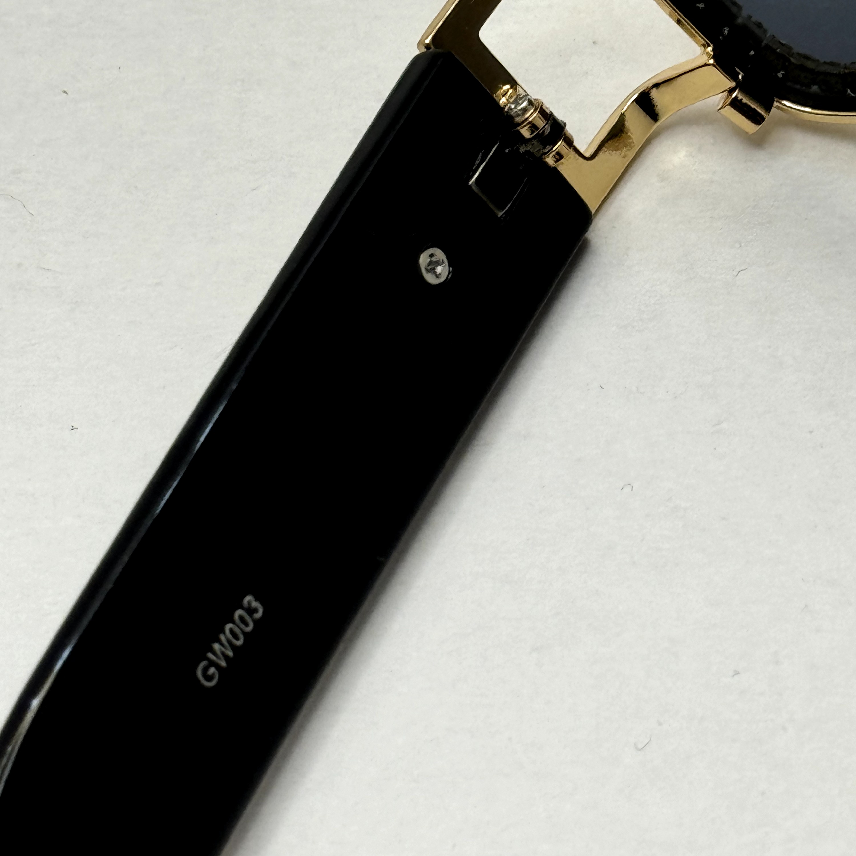 عینک آفتابی جنتل مانستر پیرسینگ دار نگین دار مشکی طلایی