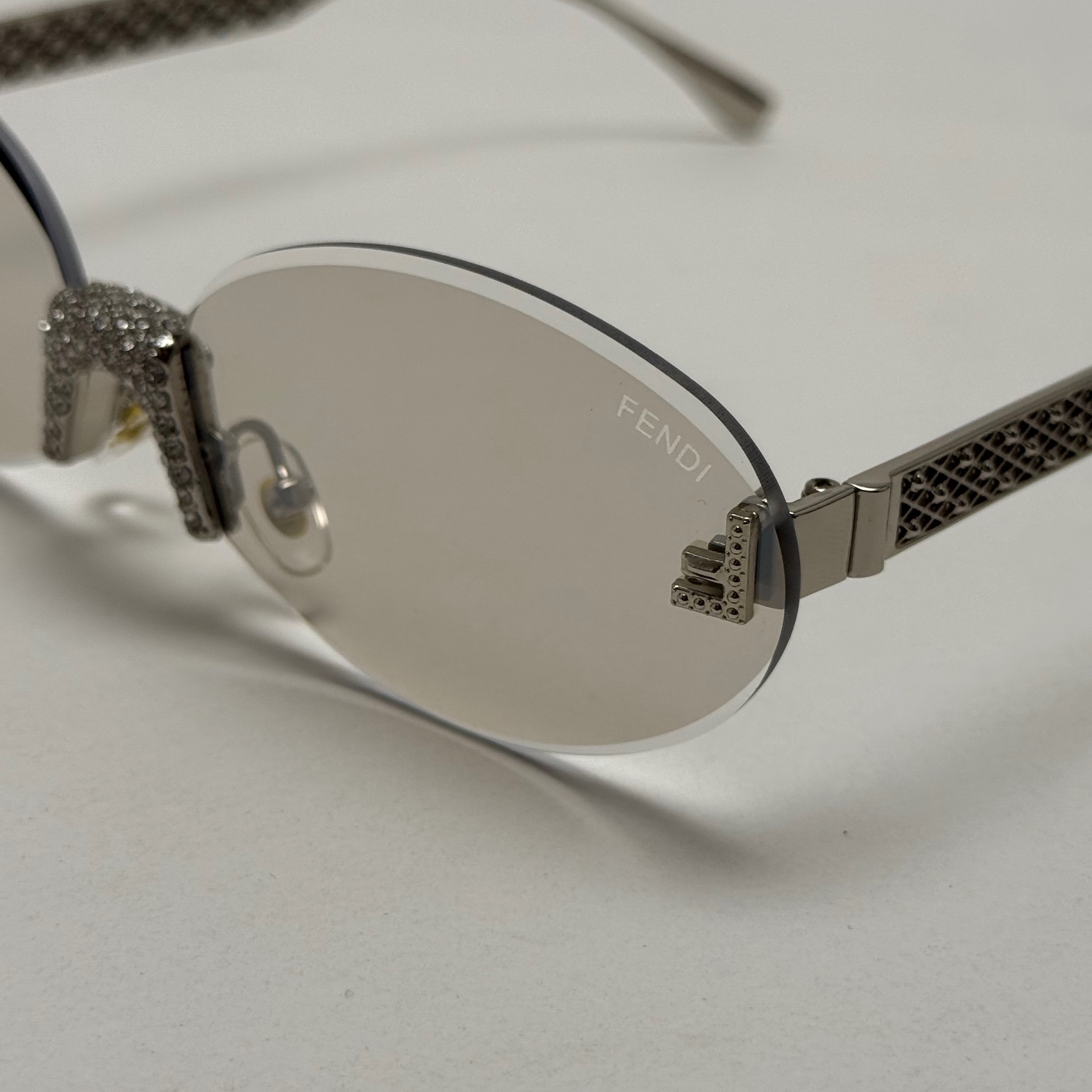 عینک آفتابی و شب زنانه فندی Fendi فریم لس بیضی مدل Oval Frame Diamond Style نگیم کاری شده کیفیت مستر شامپاینی شفاف