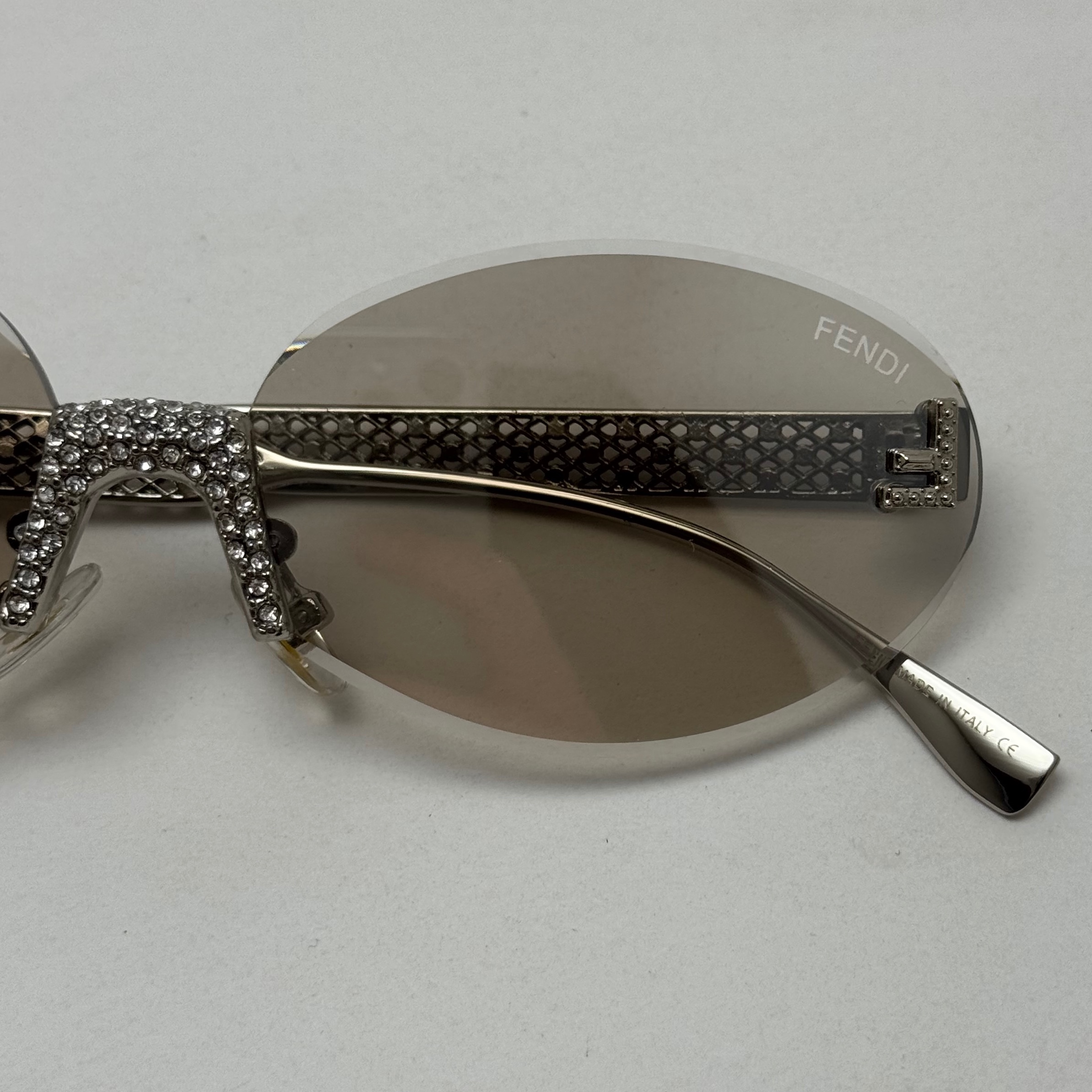 عینک آفتابی و شب زنانه فندی Fendi فریم لس بیضی مدل Oval Frame Diamond Style نگیم کاری شده کیفیت مستر شامپاینی شفاف