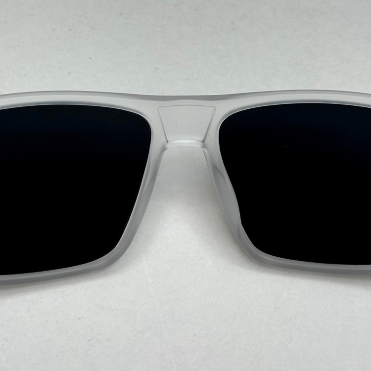 عینک اوکلی مستطیلی پلاریزه سبک OAKLEY آمریکایی مشکی فریم شفاف کد WG83107